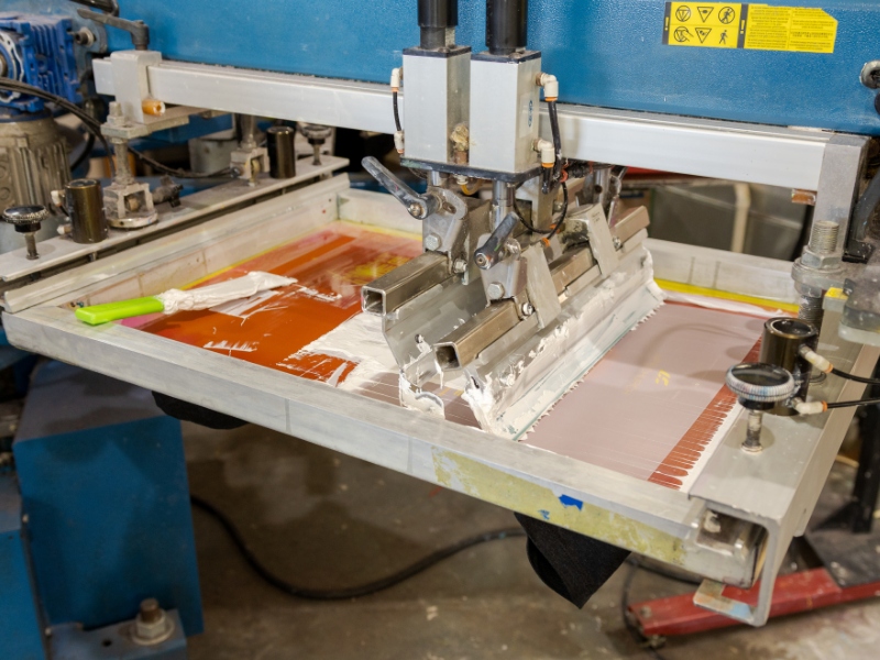 Screen Printing vs. DTG: Choosing the Right Method for Your Order